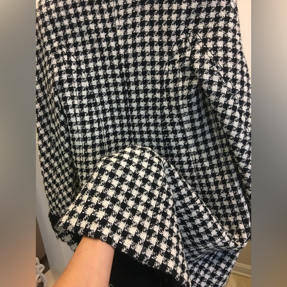 Authentic Christian Dior coat (Mid-length) with for trim. - Picture 4 of 16